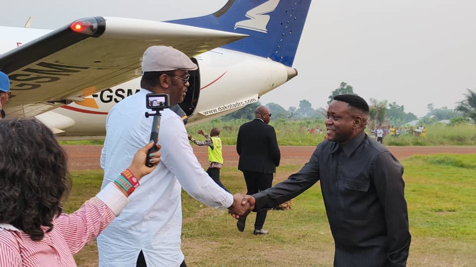 Flash ! Le VPM Jean Pierre Lihau Ebua acceuilli par le Gouverneur de la Province du Maï-Ndombe Lebon Nkoso Kevani ce Dimanche, 05 Juillet 2026 à sa descente au pied d'avion à l'aérodrome d'Inongo.