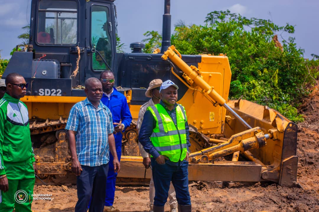 le Gouverneur Lebon Nkoso Kevani inspecte les chantiers routiers et réaffirme son engagement pour le désenclavement de la province  Inongo – Dans le cadre du suivi des projets d'infrastructures.
